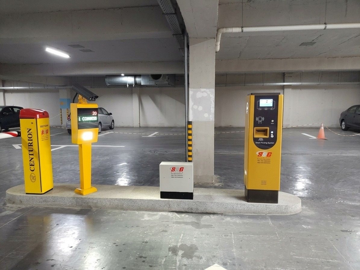 Comas self-pay booth machine and parking revenue system with Centurion barrier and occupancy counter at Raya Fairways